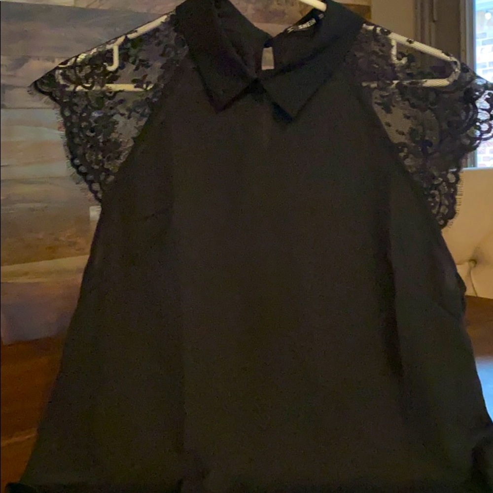 Top with cap lace like sleeves